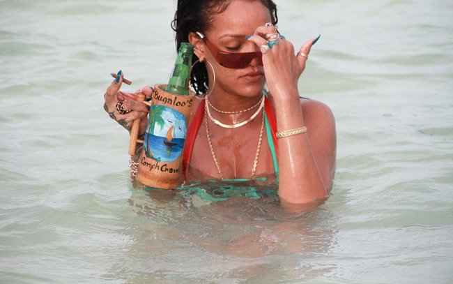 Практически голая Рианна никого не стесняется в Барбадосе: rihanna-25_Starbeat.ru
