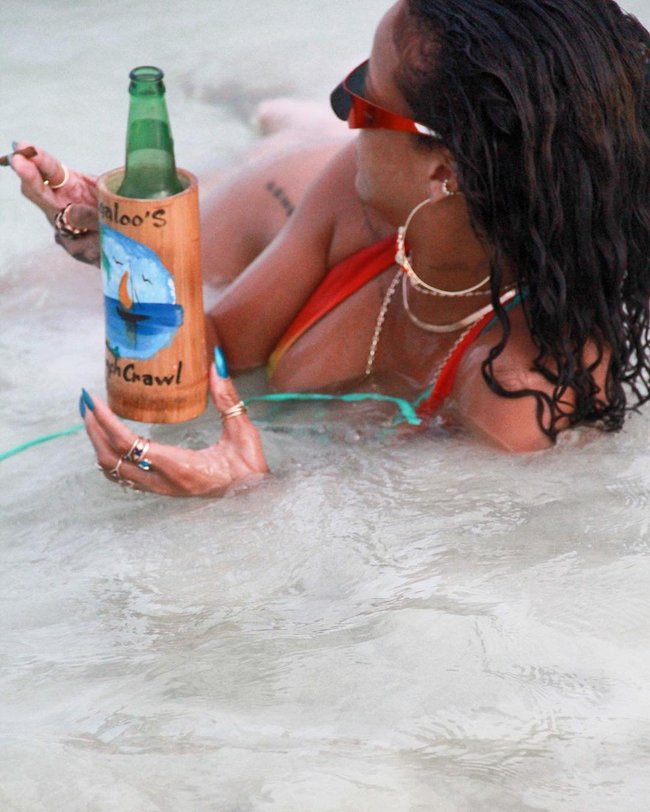 Практически голая Рианна никого не стесняется в Барбадосе: rihanna-26_Starbeat.ru