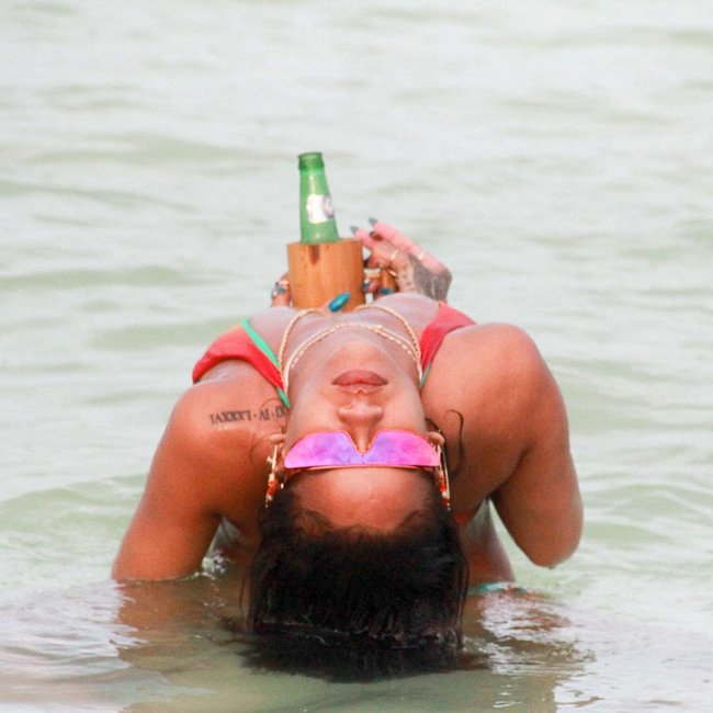 Практически голая Рианна никого не стесняется в Барбадосе: rihanna-27_Starbeat.ru