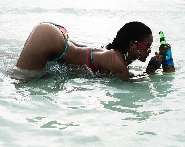 Практически голая Рианна никого не стесняется в Барбадосе: rihanna-29_Starbeat.ru