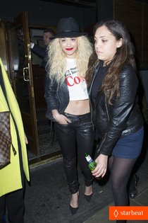 Рита Ора в лондонском клубе «Groucho»: rita-ora-groucho-club-exits-01_Starbeat.ru