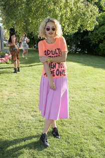 Фестиваль «Coachella»: Рита Ора на вечеринке «Lacoste L!VE»: rita-ora-at-lacoste-live-pool-party-at-coachella--01_Starbeat.ru