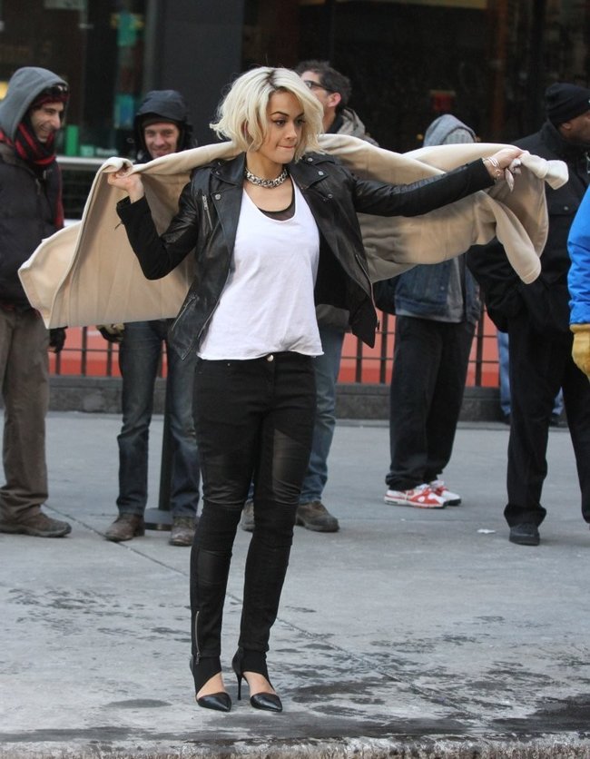 Рита Ора на съемках рекламы для «DKNY» в Нью-Йорке: rita-ora---on-set-of-a-dkny-in-nyc--04_Starbeat.ru