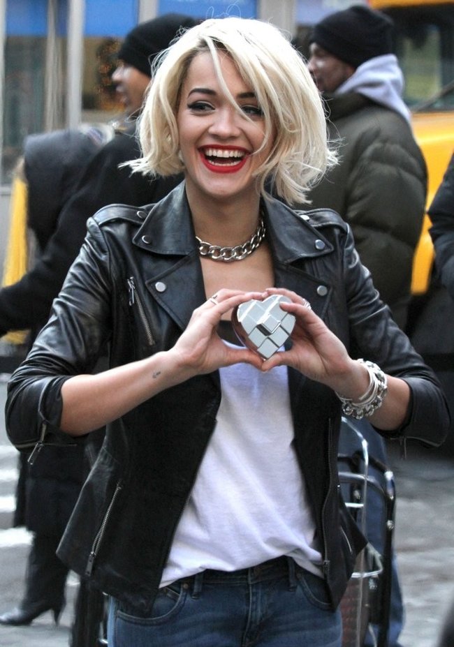 Рита Ора на съемках рекламы для «DKNY» в Нью-Йорке: rita-ora---on-set-of-a-dkny-in-nyc--12_Starbeat.ru