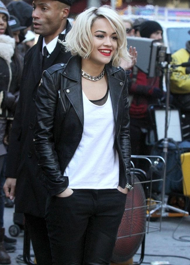 Рита Ора на съемках рекламы для «DKNY» в Нью-Йорке: rita-ora---on-set-of-a-dkny-in-nyc--15_Starbeat.ru