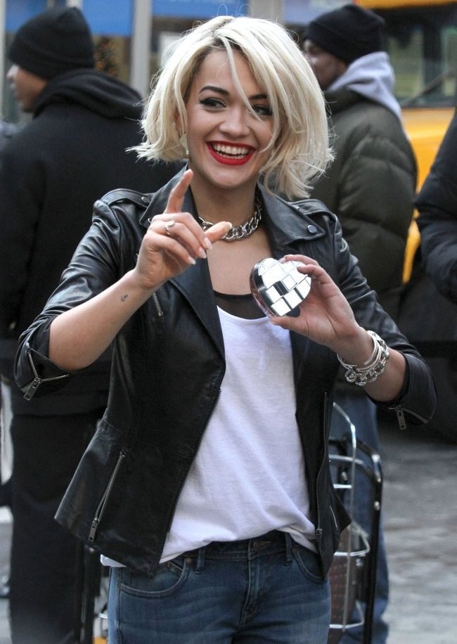 Рита Ора на съемках рекламы для «DKNY» в Нью-Йорке: rita-ora---on-set-of-a-dkny-in-nyc--17_Starbeat.ru