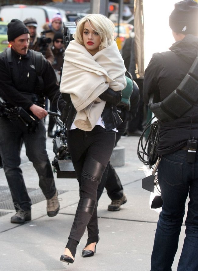 Рита Ора на съемках рекламы для «DKNY» в Нью-Йорке: rita-ora---on-set-of-a-dkny-in-nyc--20_Starbeat.ru