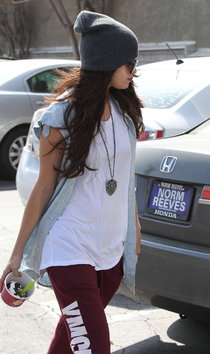 Освежающий десерт для Селены Гомес: selena-gomez---out-in-la--01_Starbeat.ru