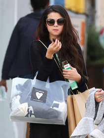 Шоппинг в Лос-Анджелесе: Селена Гомес: selena-gomez---shopping-candids--01_Starbeat.ru
