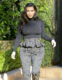 Фотографии разных звезд в объективах папарацци за последние дни: Kim-Kardashian-16_Starbeat.ru