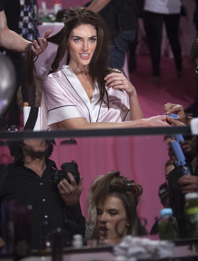 Бэкстейдж шоу «Victoria’s Secret» в Нью-Йорке: все модели: alessandra-ambrosio-2_Starbeat.ru